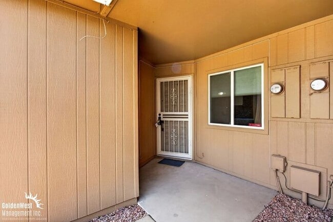 Spacious 2Bdm 2Ba Sun City Home with Vaulted Ceilings, Private Covered Patio & Garage! 55+ Community