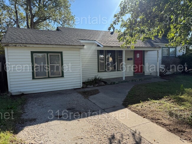 Photo - $1145 - 3 bedroom / 1 bathroom - Single Fa...