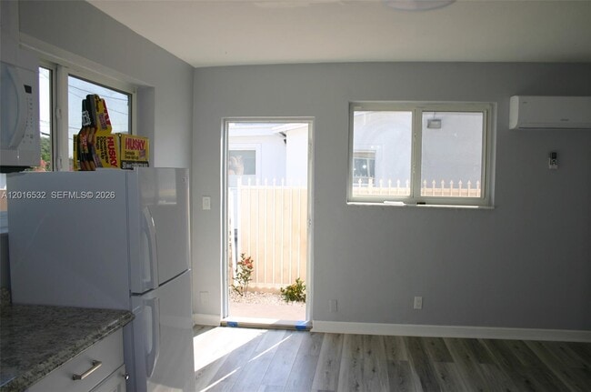 Photo - 715 E 49th St Unidad 1