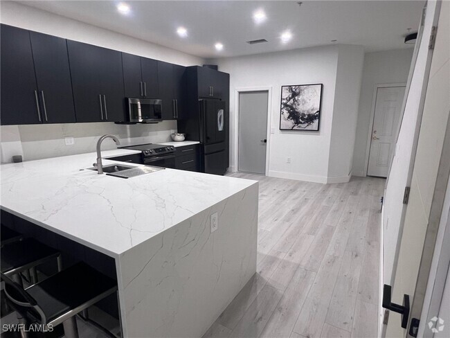 Building Photo - 945 Hampton Cir Unit 110 Rental