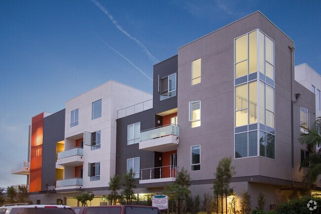 Building Photo - 11929 Courtleigh Dr Unit 306 Rental