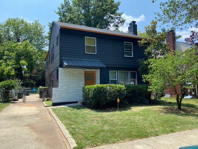 Building Photo - 3047 O St SE