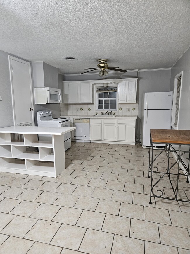 Kitchen - 302 Pecan Dr Unit #B