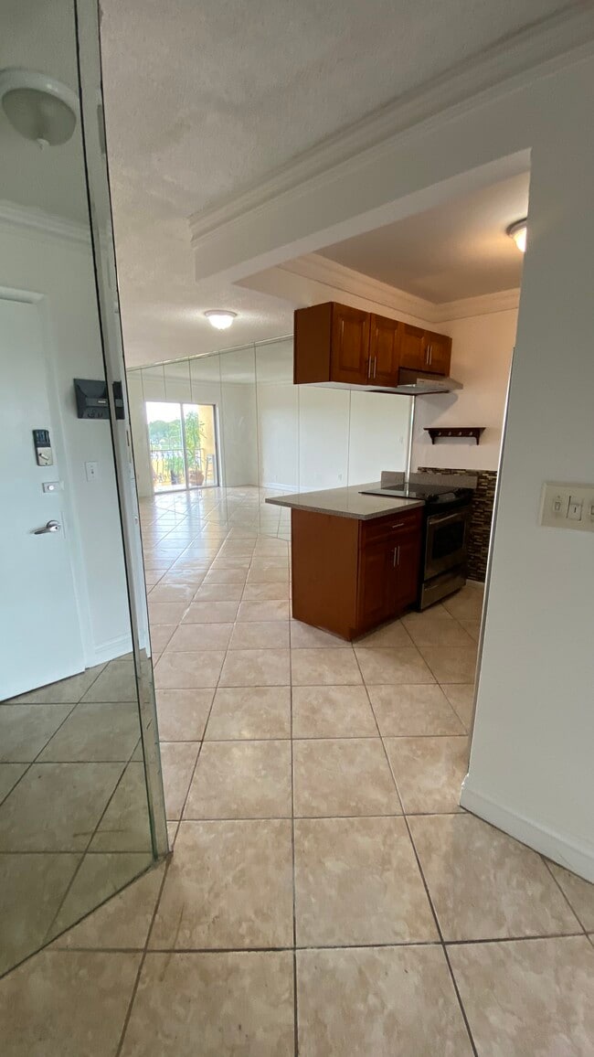 Building Photo - 3181 SW 13th St Unit 409