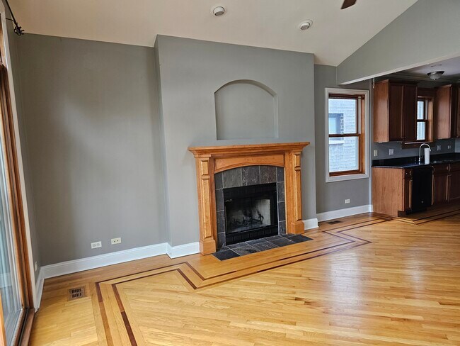 Living room. - 4933 N Winthrop Ave Unit 3N