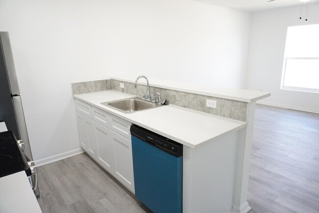 Photo - 1173 W 28th St
