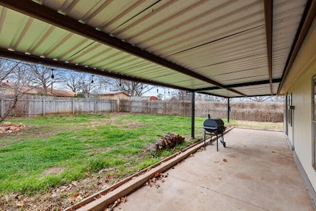 Photo - 400 N River Oaks Dr