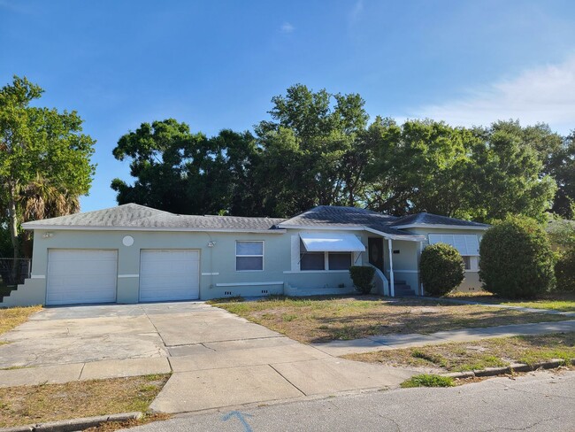 Building Photo - Stunning Corner-Lot Rental: 4BR/2BA with Courtyard