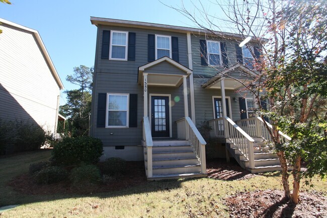 Building Photo - Great Town Home Available in August!