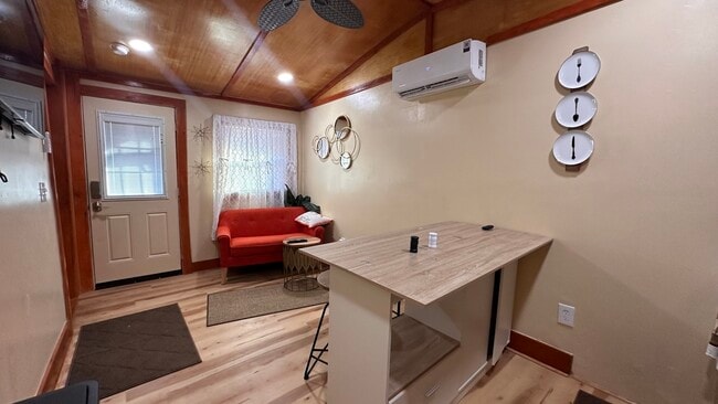 Photo - 111 Drake St