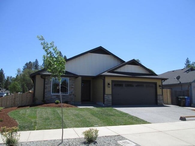 Building Photo - 3BED2BATH - YARD, GARAGE, LAUNDRY HOOKUPS