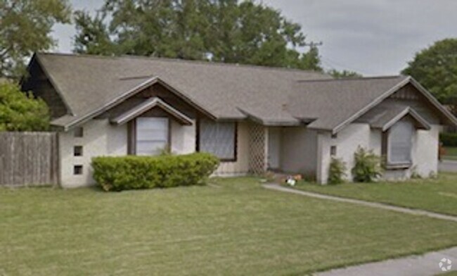 Building Photo - Nice Corner home