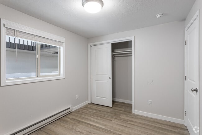 2BR, 1BA - 780SF