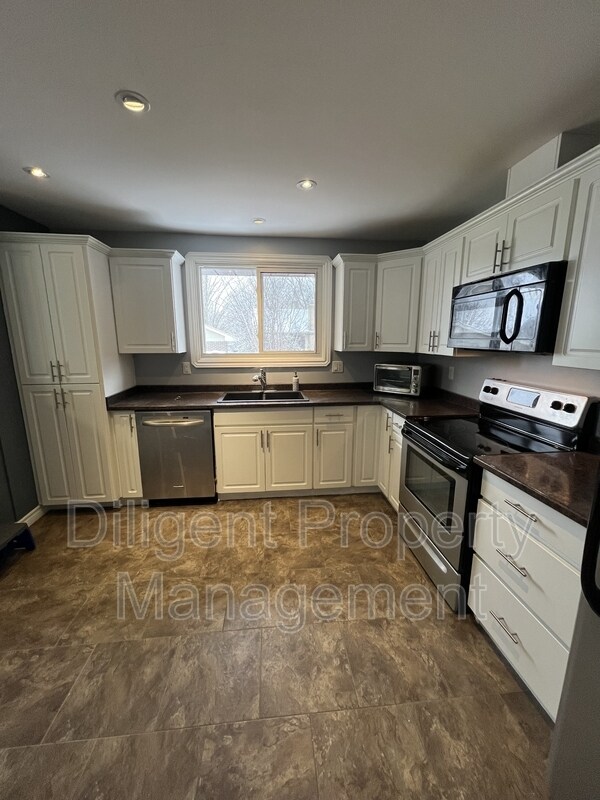 Photo - 596 Garside Dr