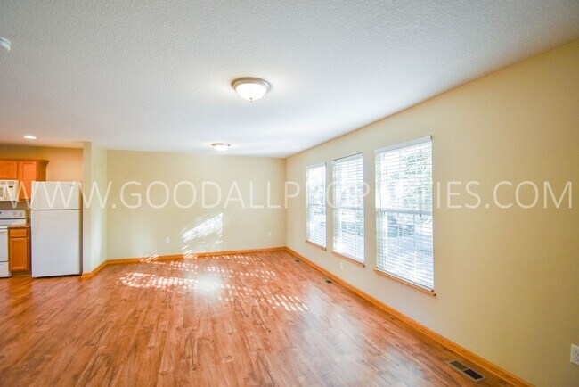 Photo - 2 Bedroom, 2 1/2 Bath Townhome in Urbandale with attached Garage!!!