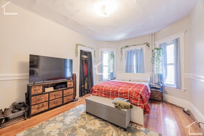 Photo - Spacious Apt w. Bonus office!  Heat and Hot Water Included!  Near T