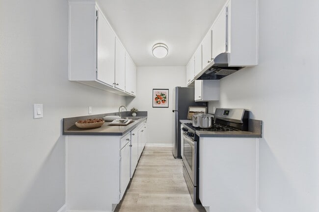 Building Photo - Sepulveda Landmark Rental