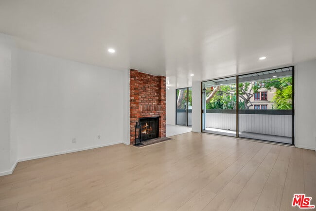 Building Photo - 406 N Oakhurst Dr Unit 202