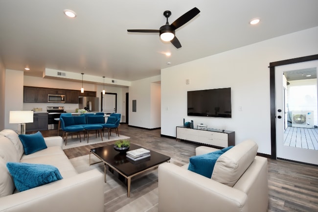 Photo - 1595 N 25th Ave Unidad 105