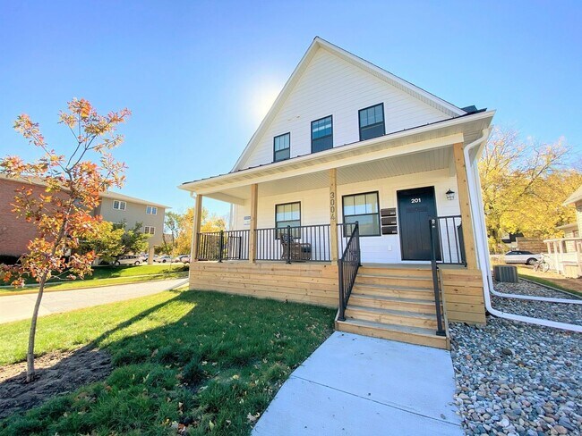 Building Photo - 3004 West St Unit 201