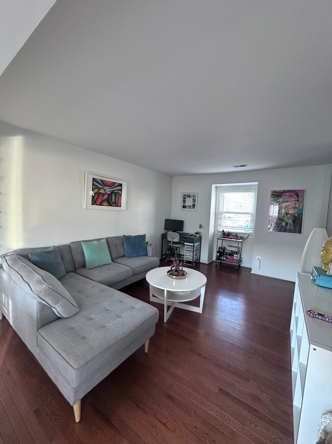 Photo - 5572 Hollins Ln