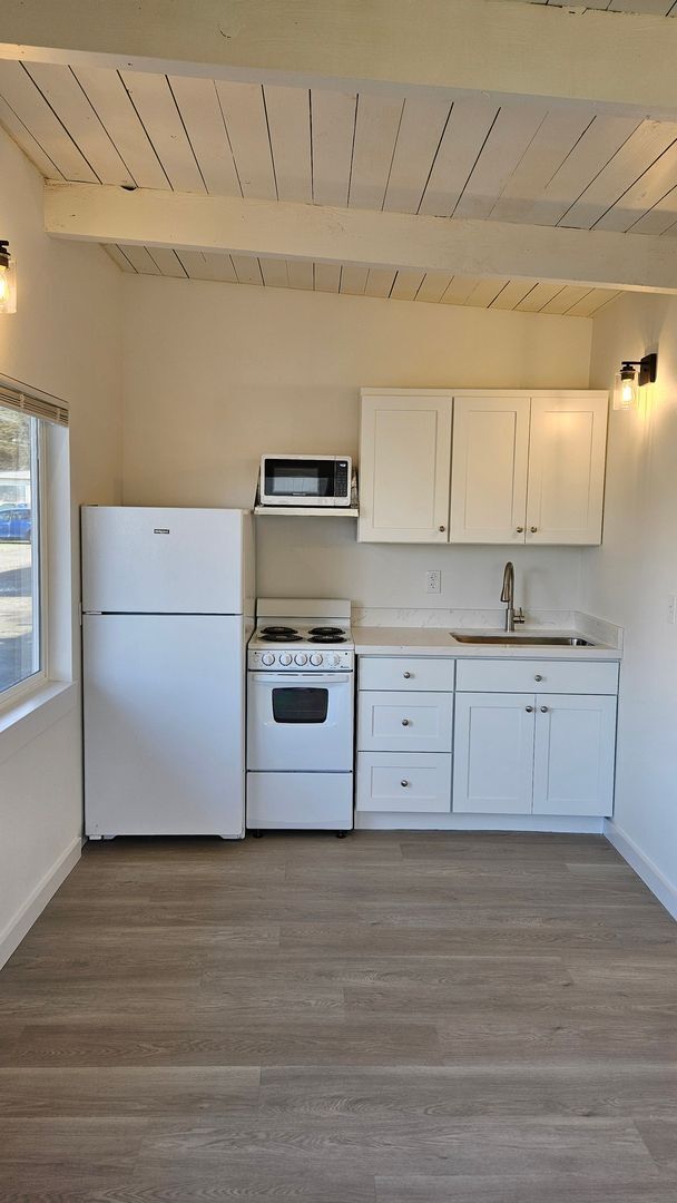 Photo - Parkland Cozy Studio ~on site laundry & parking