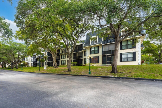 Building Photo - 3680 Inverrary Dr