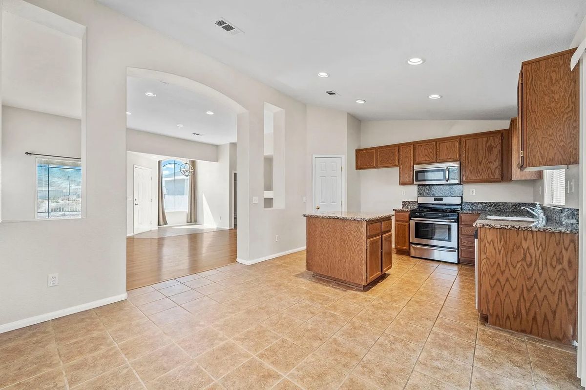 Photo - 8497 Tamarack Ave