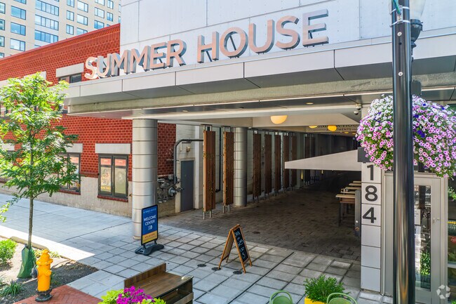 The Summer House - Entrance - Summer House Apartments
