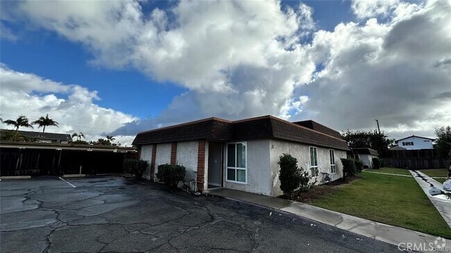 Building Photo - 2312 Santa Ana Ave Unit D Rental