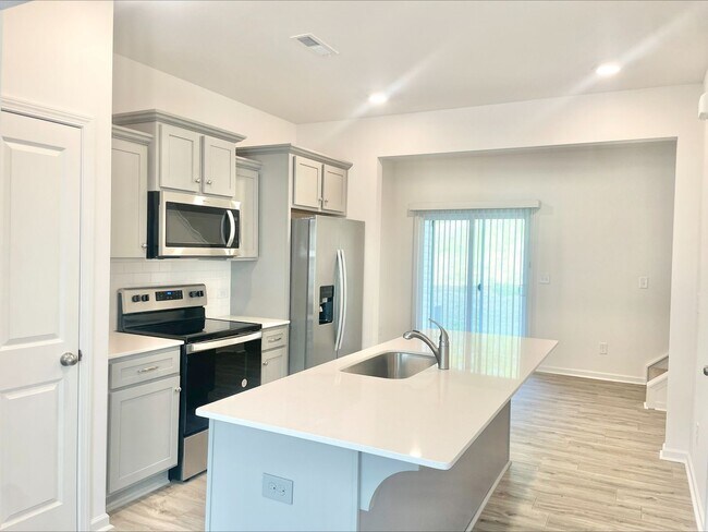 Photo - NOVEMBER SPECIAL - 2 Bedroom Townhome in L...