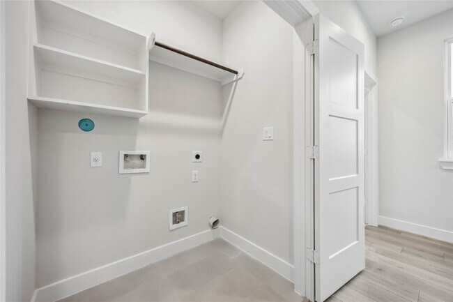 Photo - 303 Charlock St