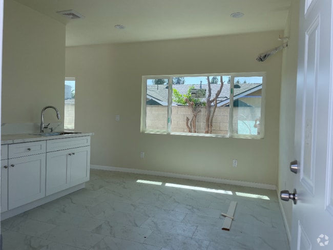 Building Photo - 918 N Maple St Rental