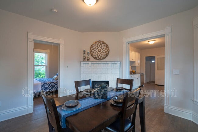 Photo - 806 Emerald Ave NE