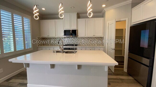 416 E Solare Ave