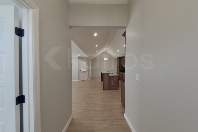 Photo - 101 Lyn Ln