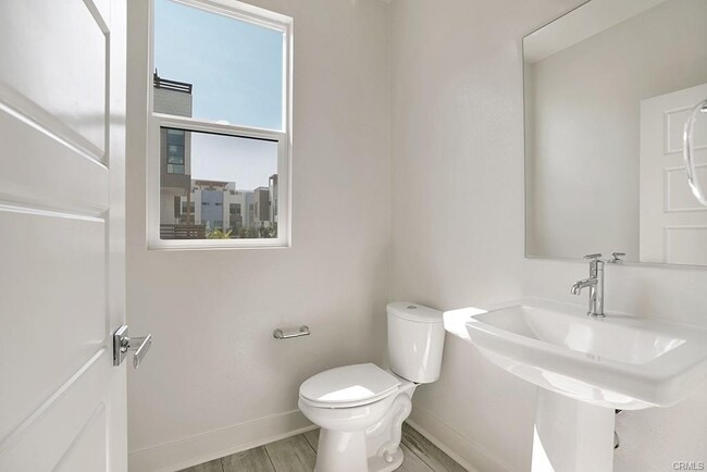 Photo - 683 W 17th St