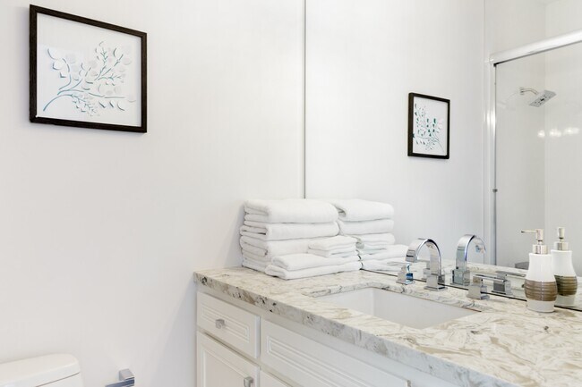 Photo - 1664 Sunset Plaza Dr Unidad # 2