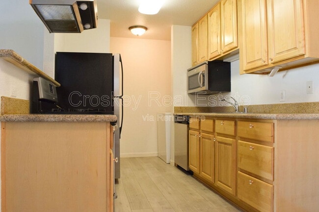 Photo - 2225 Lakeview Cir