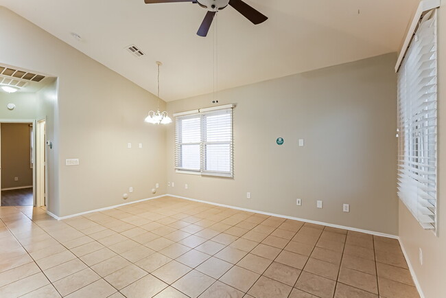 Photo - 2121 E Huntington Dr