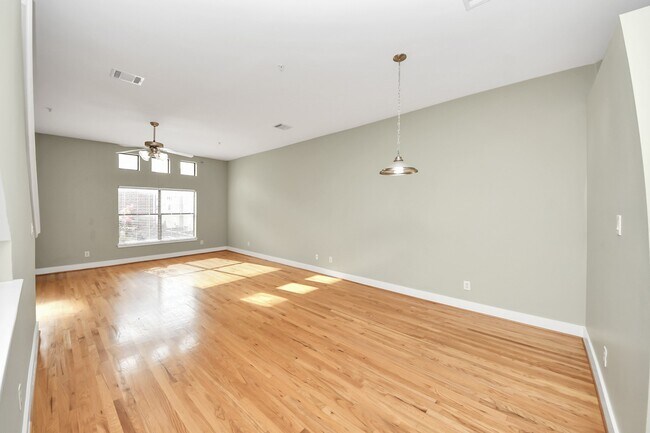 Photo - 8715 Meadowcroft Dr Unit 404