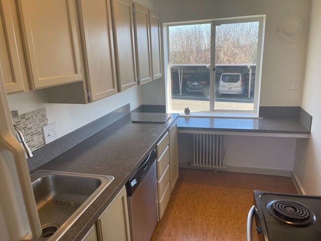Photo - Cute and Cozy East Queen Anne Condo with 2 Bedrooms, 1 Bath and 1 Covered Parking Space Unit 2