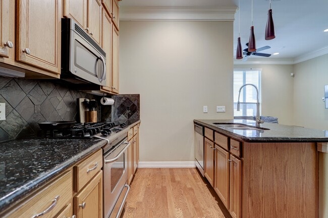 Photo - 1530 W 25th St