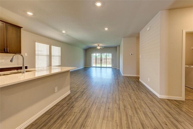 Sala de estar con techos abovedados - 1109 Birchwood Ln