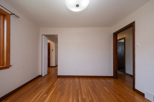 Photo - 445 Jenne Dr