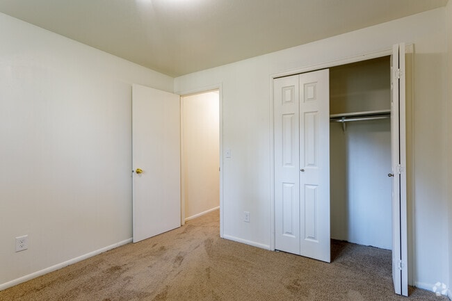 2BR, 1.5BA - 880SF