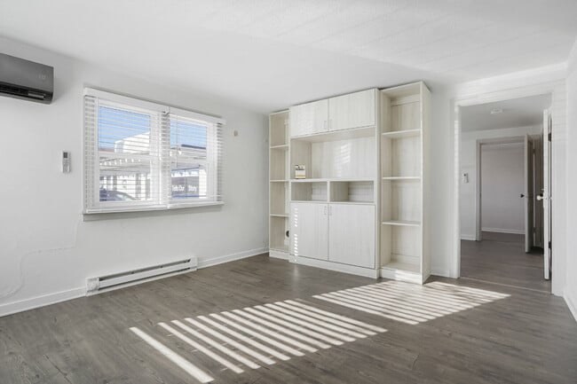 Building Photo - Updated 1 bed with flex space and yard Unit 3