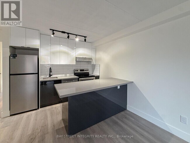 Photo - 678 Queen St E