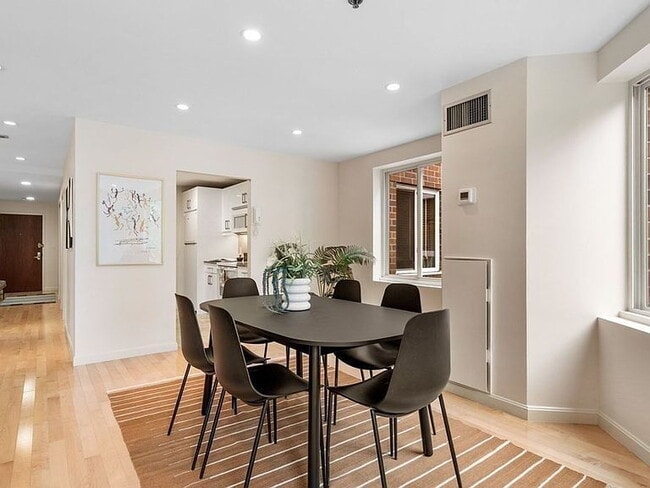 Photo - "Spacious 2-Bed Retreat with Granite Touches & Pool Access in Cambridge's Heart!"