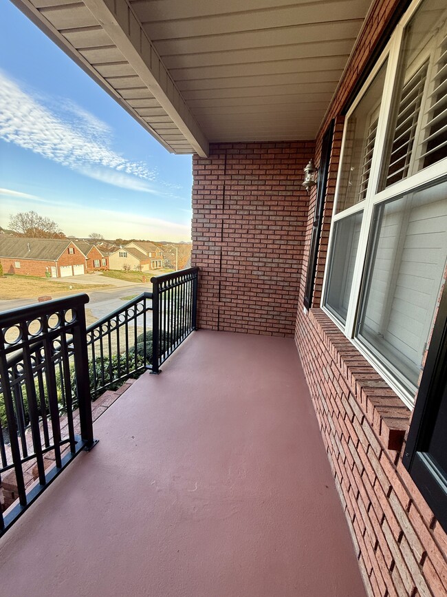 Photo - 421 Amberland Ln